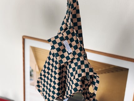 Die kleine Innentasche dient als praktische Verpackung, solltest du die Kind Bag mal nicht benötigen.