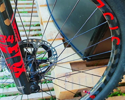Auf der Cycle Week entdeckt: die Polyethylen-Speichen von Berd am Laufrad von Sislent.