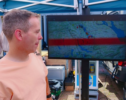 Dominik von Züri Escape erklärte mir den aktuellen Stand anhand der Live-GPS-Daten. Woher der rote Balken auf dem Bildschirm kam ...? Vermutlich war auch der Technik zu heiss.