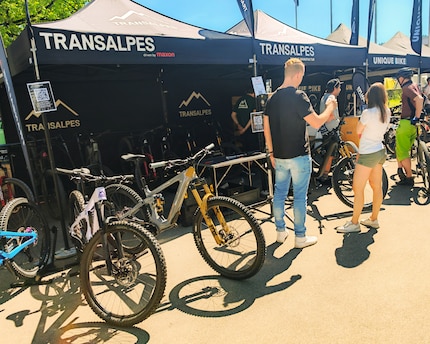 Ohne Sonnenbrille fast nicht zu bewältigen: die Cycle Week 2026 bei gleissendem Sonnenlicht hier am Stand der Schweizer MTB-Manufaktur Transalpes.