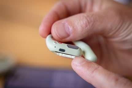 Die Kopfhörer sind leicht und bequem, die Verarbeitung ist top. Auch nach einem halben Jahr Nutzung gibt es keine Gebrauchsspuren.