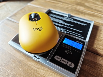 Mit einer AA-Batterie bestückt wiegt sie 81,8 Gramm.