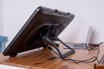 Aufgestellt ist das XP-Pen Artist Pro 27 ratzfatz. Nur Platz braucht es genug.