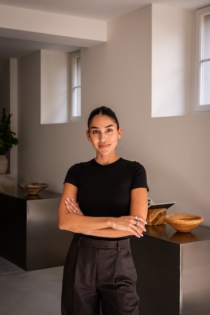 Carla Pinto in haar showroom in Zürich, waar marmer, onyx en kwartsiet op hun nieuwe thuis wachten.