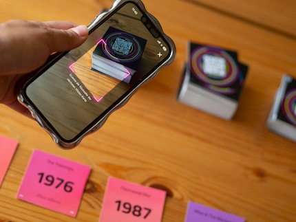Ohne «Hitster»-App geht nix. Sie spielt die Lieder ab.