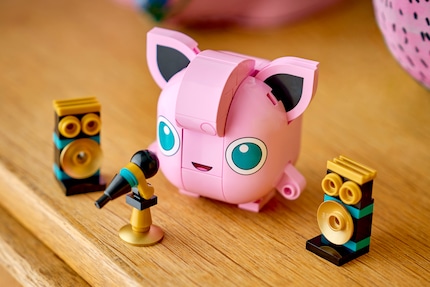 Pummeluff gets his own concert. Microphone and speakers are included, minifigures are not.