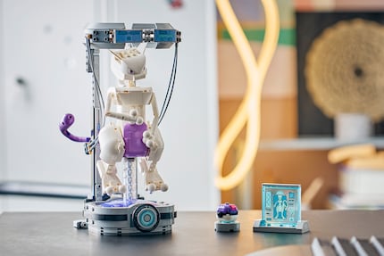 Mewtu comes with a laboratory setting. The set looks more like a display model than many of the smaller playsets.