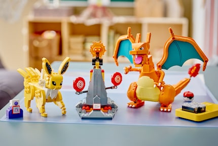 Glurak and Blitza compete in the «Ultimate Showdown». The set contains two Smart Bricks, making it the most expensive entry into the new wave of Pokémon.