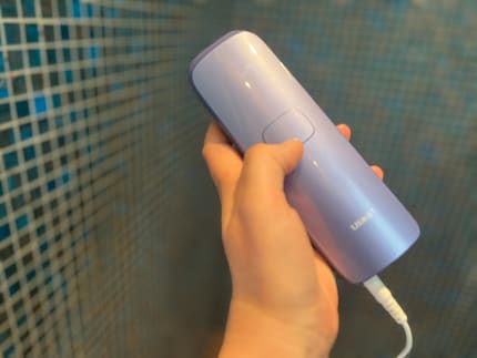 Flach wie eine große Fernbedienung: Das minimalistische Design verzichtet auf geschwungene Griffe und lässt sich leicht führen.