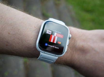 Einmal die Kreditkarte bei Curve Pay hinterlegen und dann mit der Uhr von Huawei bezahlen.
