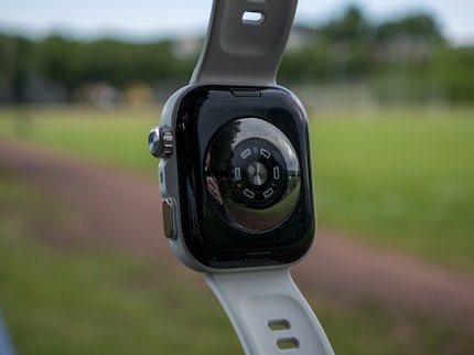 Die Sensoren auf der Rückseite der Watch Fit 5 Pro.