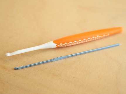 Im Vergleich zu herkömmlichen Häkelnadeln liegen die ergonomischen tatsächlich viel besser in der Hand.