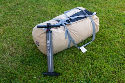 De pomp is groot, de tent nog groter: ingepakt meet de Aero Yurt van Robens 108 × 46 centimeter.