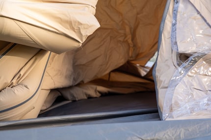 De tent komt op: ik zet de pilaren een beetje met de hand op zodat de lucht beter verdeeld kan worden.