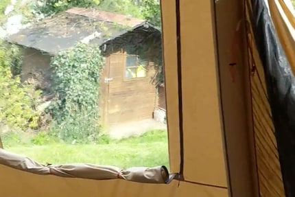 Kijkend uit het raam: het is altijd lekker licht in de yurt.