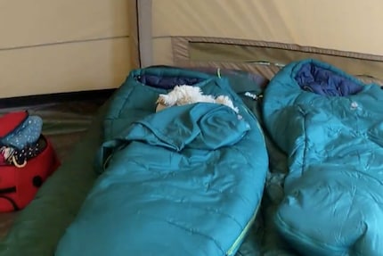 De yurt heeft drie ventilatieopeningen net boven de vloer.