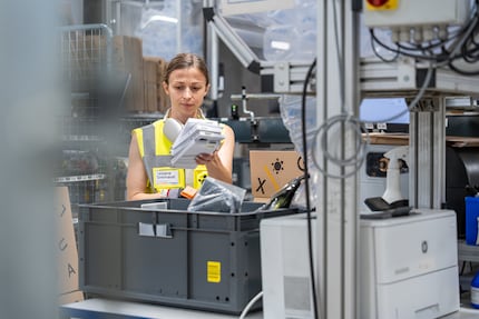 Bestellungen verpacken konnten die Mitarbeitenden in Wohlen am 6. Juni erst nach 14 Uhr wieder.