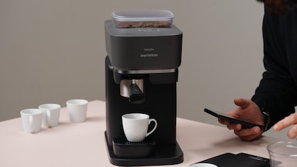 Mit der Waage und dem Timer auf der Suche nach dem besten Kaffee.