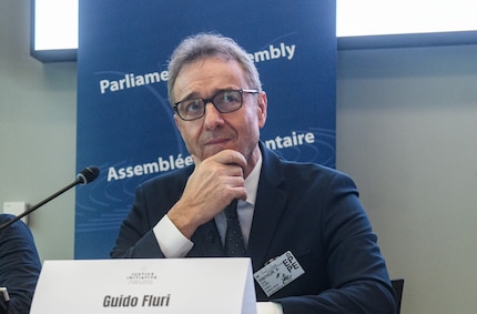 Guido Fluri, hier zu sehen im Europarat, will strengere Regeln für Tech-Konzerne.