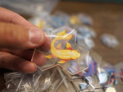 42 Folien von den Acrylplättchen abziehen – und das ist nur ein Teil der Vorbereitungsarbeit.