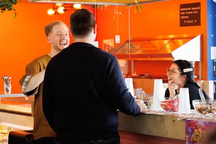 An der Snackbar essen die Gäste, lachen und planen schon die nächste Runde.