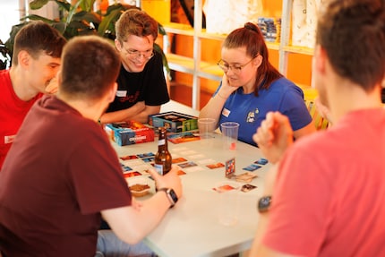 Bei «Frantic» regiert das Chaos. Am Nachbartisch sucht die «Codenames»-Runde den perfekten Hinweis.