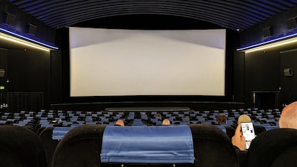Schon komisch, nur mit vier, fünf anderen Nasen in einem Kinosaal zu hocken und sich so was wie «Oppenheimer» reinzuziehen. Ein brechend voller Saal lässt den Film ganz anders wirken.