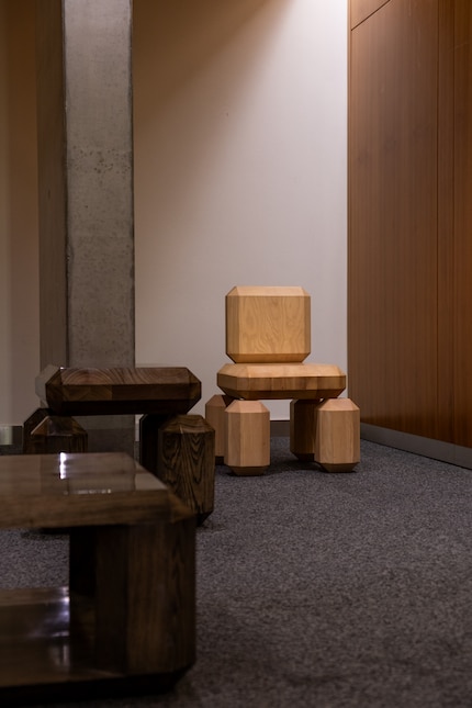 Geometrische Bauteile, einzeln abstrakt.