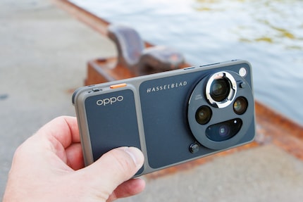 Für die Anstecklinse ist diese Hülle notwendig, die das große Smartphone noch klobiger macht.