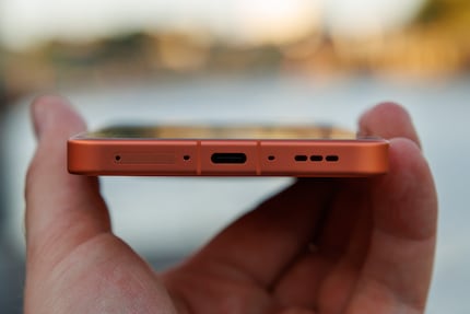 Geladen wird wahlweise über USB-C oder drahtlos.
