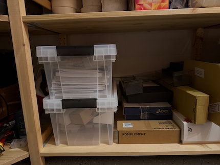 Aus dem Konjunktiv wurde Indikativ: Ich habe die Boxen befüllt und ins Regal gestellt.