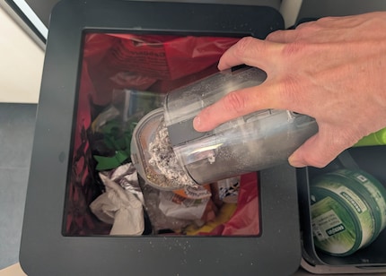 Der Schmutzbehälter öffnet sich auf Knopfdruck