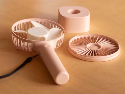 Ich kann das Schutzgitter abnehmen, die Ventilatorblätter entstauben und eingeklemmte Fremdkörper entfernen.