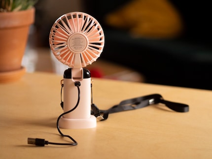 Alle drei Handventilatoren werden mit einem kurzen USB-C- auf USB-A Kabel geliefert. Ein Netzteil ist nicht dabei.