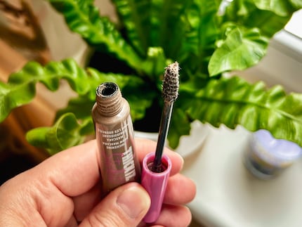 Mit dem Bürstchen kämmst du das Fixing-Spray in die Augenbrauen ein.