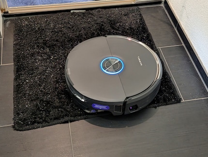 Im Automatikmodus saugt der Narwal zuerst die Teppiche, bevor er den Mopp anfeuchtet.