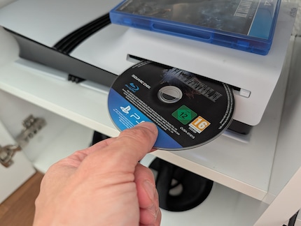 Die PS5 Pro verzichtet standardmässig auf ein Disc-Laufwerk. Es muss kostenpflichtig nachgerüstet werden.