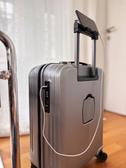 Grazie alla presa di ricarica e al supporto per cellulare, puoi ricaricare il tuo dispositivo senza problemi mentre sei in viaggio.
