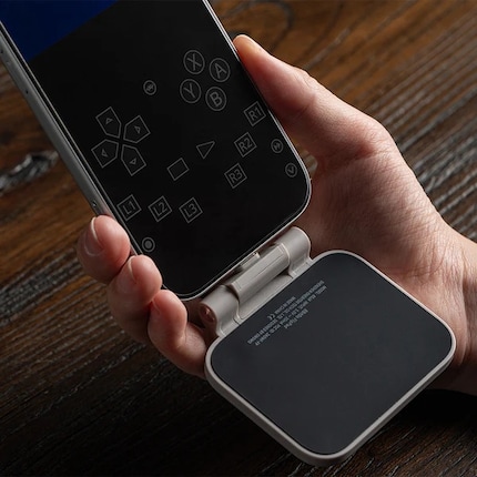 Das Bedienfeld lässt sich nach unten klappen, ohne das FlipPad vom Smartphone zu trennen.