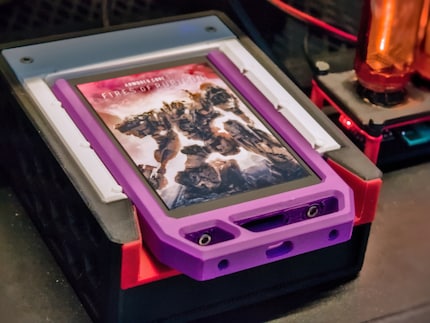 Über die selbst gebaute Dockingstation verbindet Jibril-sama die Spielmodule mit seinem PC.