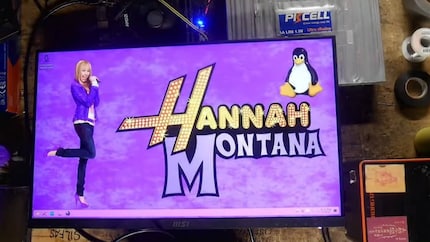 De computer op batterijen start op met de Linux-distributie Hannah Montana Linux.