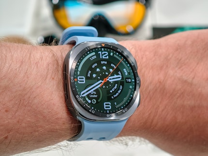 Optisch geht die Watch Ultra 2 das Designupdate vom letzten Jahr mit und hat ein rundes Display auf einer eckigeren Fläche.