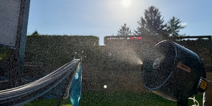 So sieht der Sprühnebel gegen das Sonnenlicht fotografiert aus: besser als es in Wirklichkeit ist.