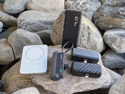 Die fünf Test-Powerbanks unterscheiden sich nicht nur optisch: Nitecore (hinten) sowie Xiaomi (links), Sharge (Mitte), Anker (rechts oben) und Xtorm (rechts unten).