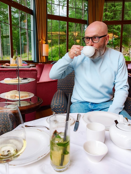 Der Mid Layer von Odlo in der Farbe «Baby Blue» funktioniert auch beim Afternoon-Tea im Waldhaus von Sils-Maria.