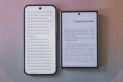 Im geschlossenen Format lese ich mit dem Galaxy Z Fold 8 (rechts) weit lieber als auf meinem Google Pixel 10 Pro.