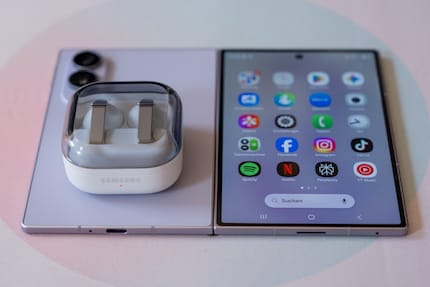 Auf dem Z Fold 8 lade ich meine Earbuds und nutze das Phone trotzdem weiter.