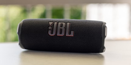 Kann gelegt oder aufgestellt werden: Der JBL Flip 7.