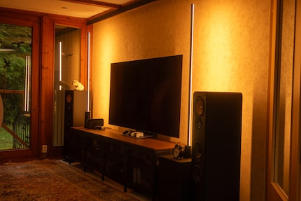 Mein Wohnzimmer profitiert von der indirekten Beleuchtung auch bei ausgeschaltetem Fernseher und nur einer einzigen Farbe.