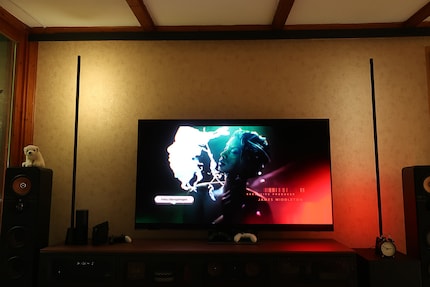 So sieht der Ambilight-Effekt mit zwei «Play»-Stehlampen aus.